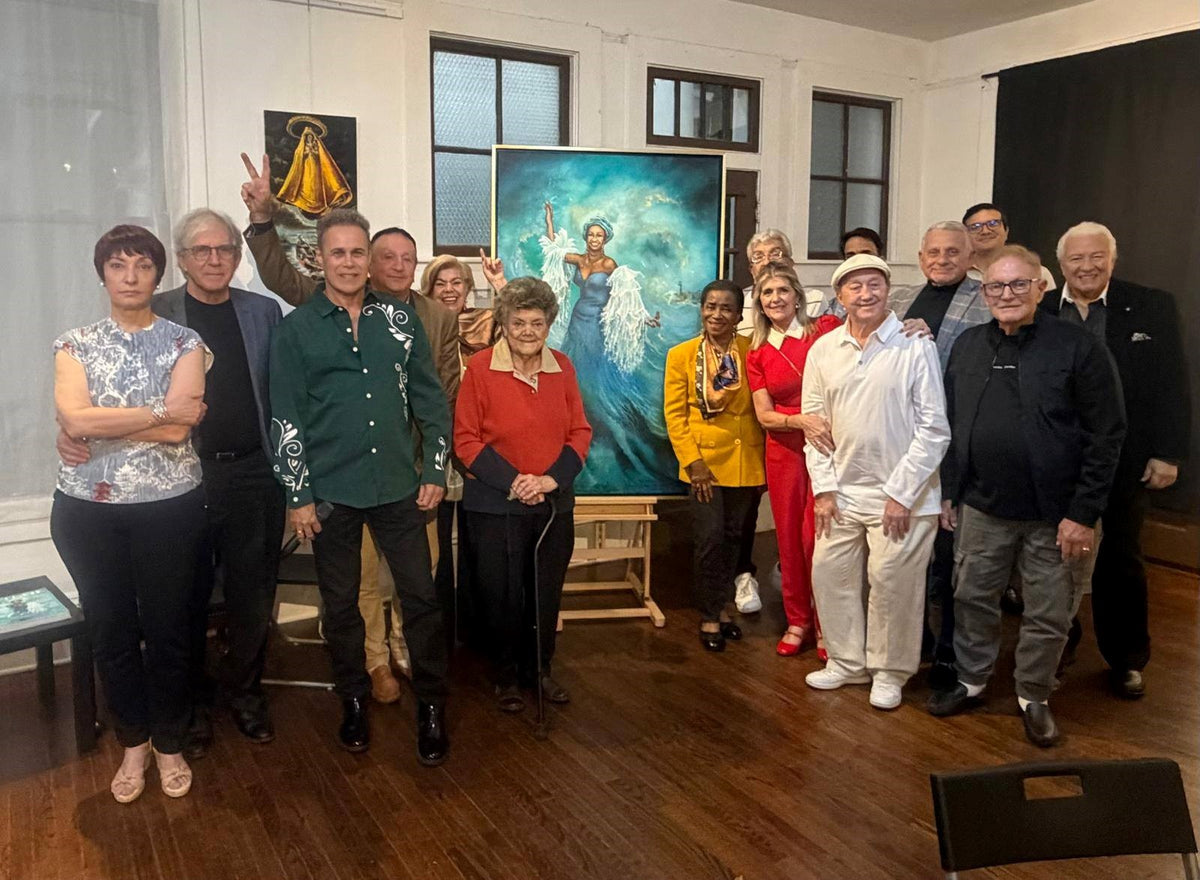 Photo of the select group attending the presentation, next to the painting Como una ola